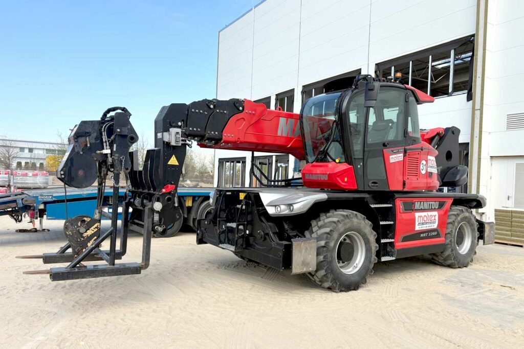 Obrotowa ładowarka teleskopowa Manitou MRT 2260 o udźwigu 6 ton na placu budowy MATEX Obrotowa ładowarka teleskopowa Manitou MRT 2260 o udźwigu 6 ton na placu budowy MATEX