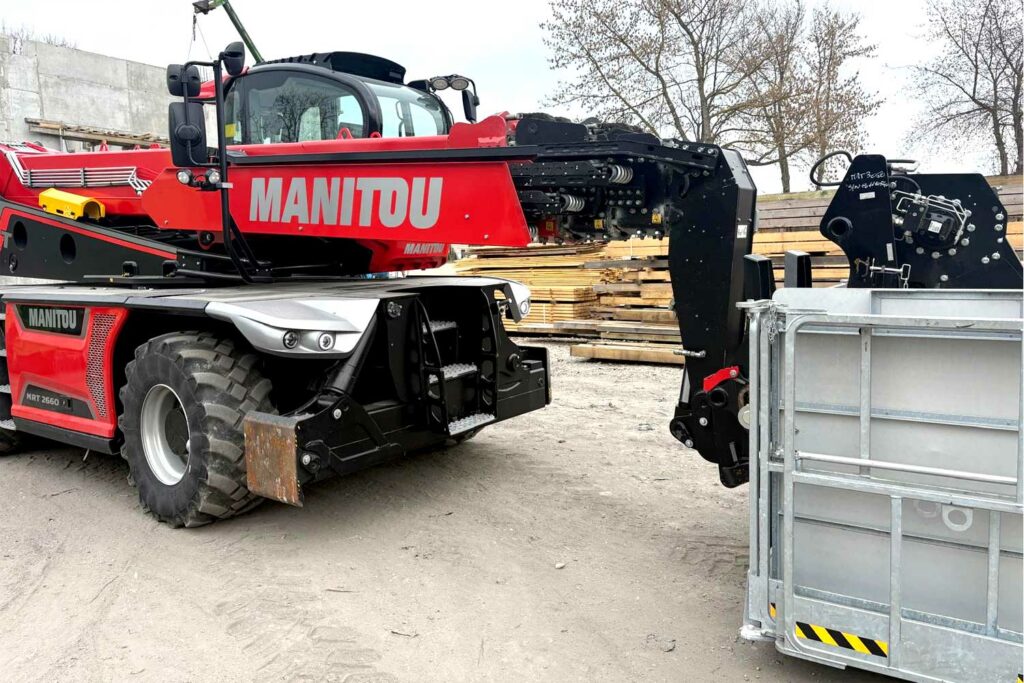 Ładowarka teleskopowa obrotowa 360 stopni Manitou MRT 2660 przy pracach montażowych na budowie Ładowarka teleskopowa obrotowa 360 stopni Manitou MRT 2660 przy pracach montażowych na budowie