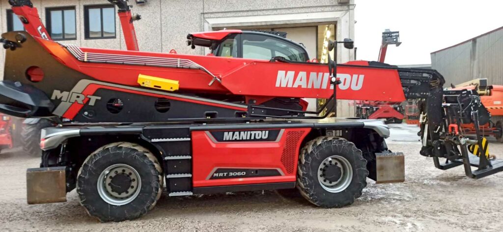 Rozłożone podwójne stabilizatory teleskopowe i podwozie 4x4 ładowarki Manitou MRT 3060 z silnikiem Yanmar